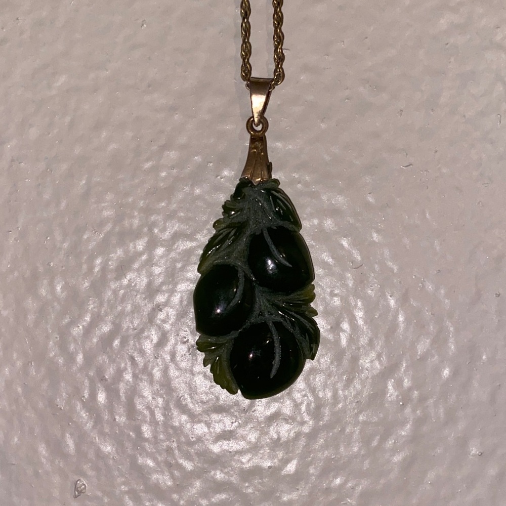 Vintage Green Carved Pendant Necklace
